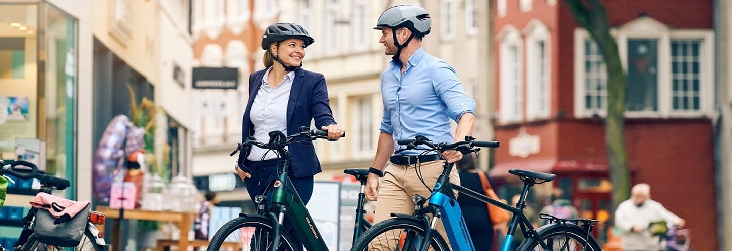 Sich unterhaltende Fahrradfaher
